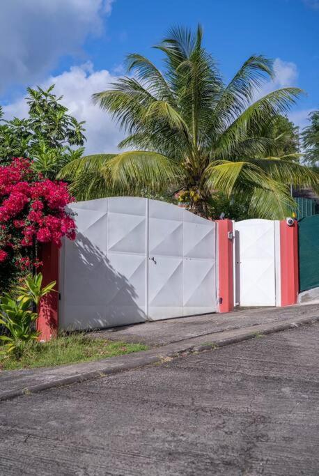 Spacieuse Villa Corossol Avec Piscine Et Jeux Exterieurs Le Gosier  Eksteriør bilde
